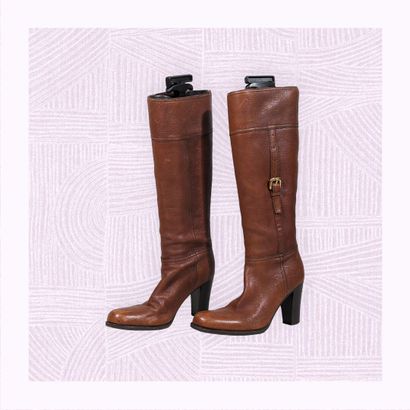 PRADA
Paire de bottes sur haut talon en cuir...
