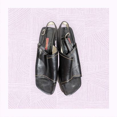 KENZO
Paire de sandales en cuir noir surpiqures...