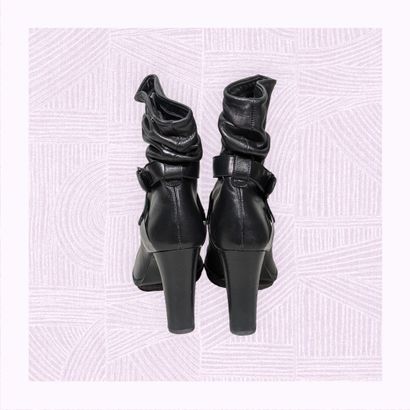 STUART WEITZMAN
Paire de bottines en cuir...