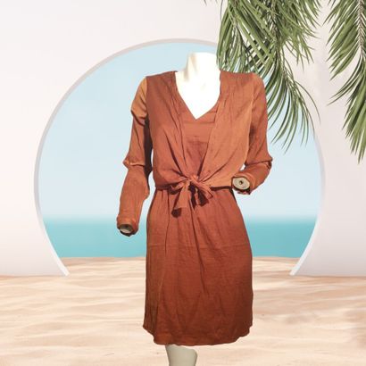 Robe noire à manches longues avec épaules...
