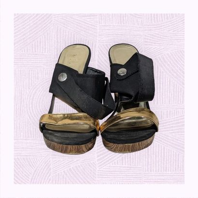 AM (?)
Paire de sandales sur talon haut compensé...