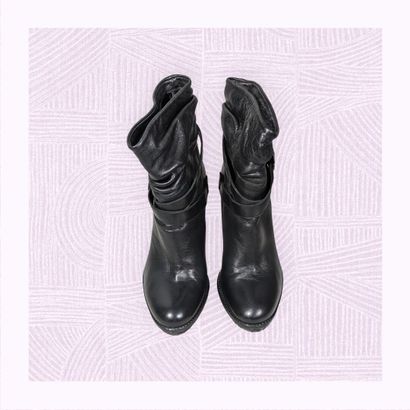 STUART WEITZMAN
Paire de bottines en cuir...
