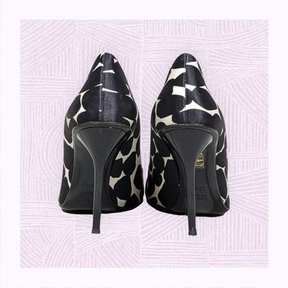 GUCCI
Paire d'escarpins sur talon aiguille...