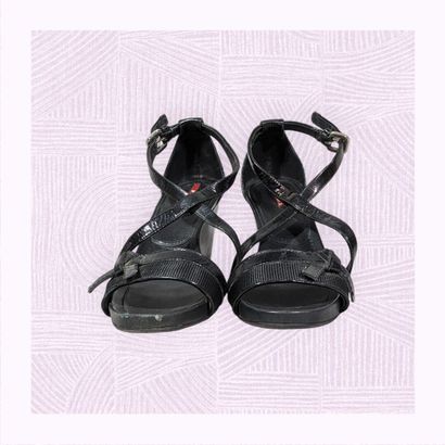 PRADA
Paire de sandales sur haut talon compensé...