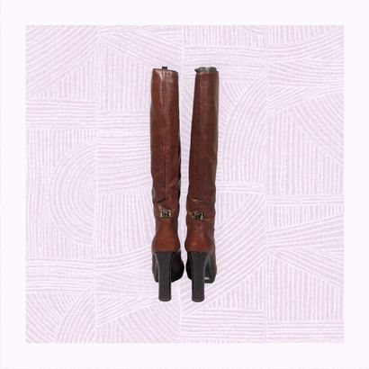 GUCCI
Paire de bottes en cuir marron sur...