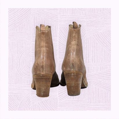 SARTORE PARIS
Paire de bottines en cuir naturel...