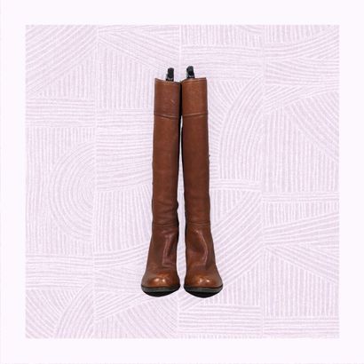 PRADA
Paire de bottes sur haut talon en cuir...