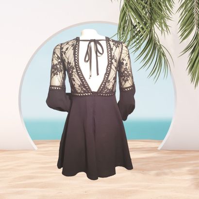 Robe noire à manches longues avec épaules...