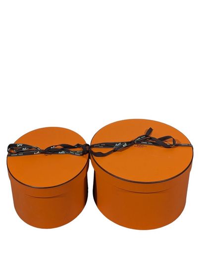 HERMES Paris
Deux boites à chapeau ovales.
Dims...