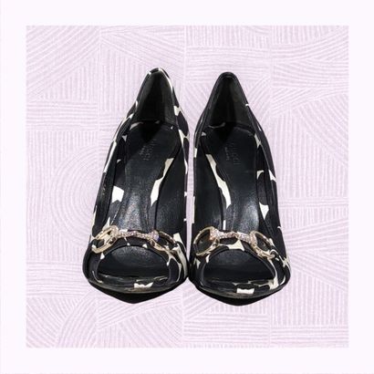 GUCCI
Paire d'escarpins sur talon aiguille...
