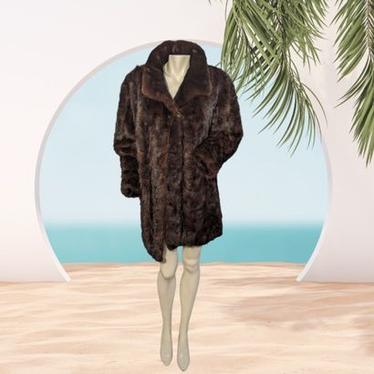 Manteau long de femme en vison brun
Taille...