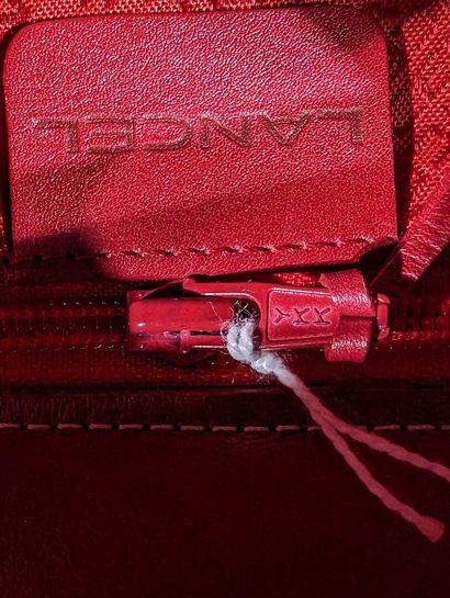 LANCEL
Petit sac à main en cuir lisse rouge...