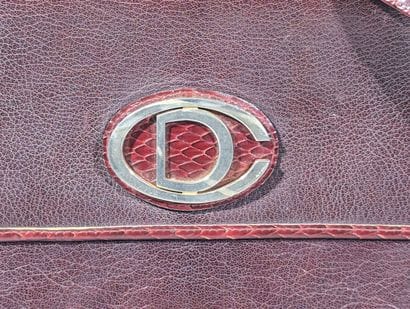 CHRISTIAN DIOR
Pochette à anse en cuir bordeaux...