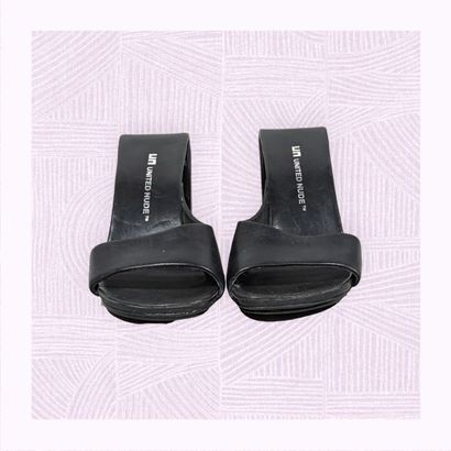 UNITED NUDE
Paire de sandales en cuir noir...