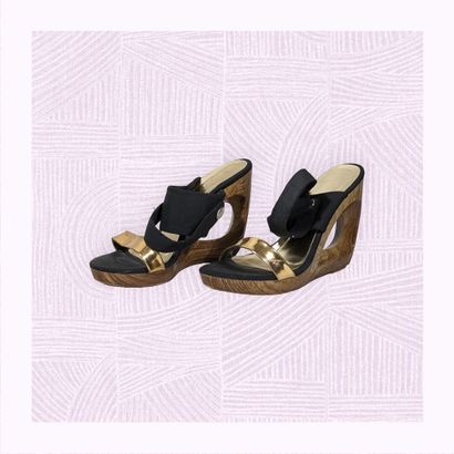 AM (?)
Paire de sandales sur talon haut compensé...