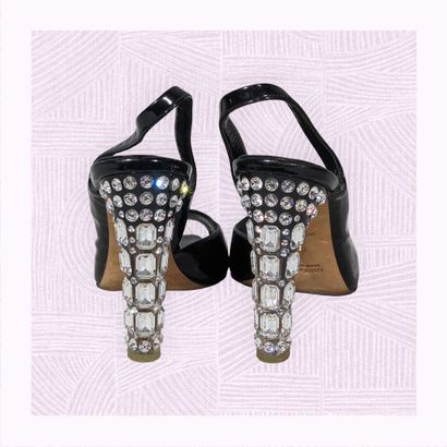 MIU MIU
Paire d'escarpins sur talon orné...
