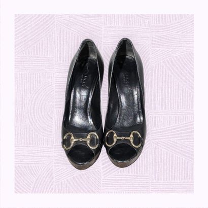 GUCCI
Paire d'escarpins sur talon aiguille...