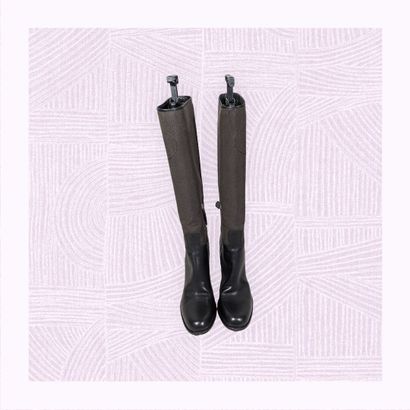 PRADA MILANO
Paire de bottes en cuir noir...
