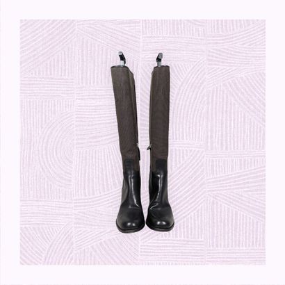 PRADA MILANO
Paire de bottes en cuir noir...