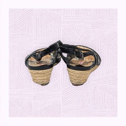 PRADA
Paire de sandalettes sur talon compensé...
