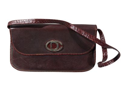 CHRISTIAN DIOR
Pochette à anse en cuir bordeaux...