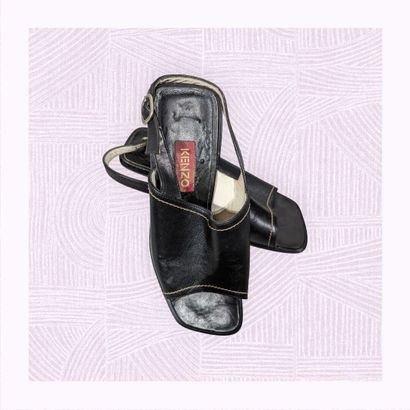 KENZO
Paire de sandales en cuir noir surpiqures...