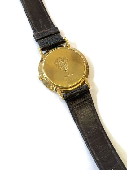 GUCCI n°0207635
Montre de dame de forme ronde....