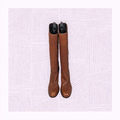 PRADA
Paire de bottes sur haut talon en cuir...