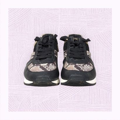 MICHAEL KORS
Paire de sneakers en cuir noir...