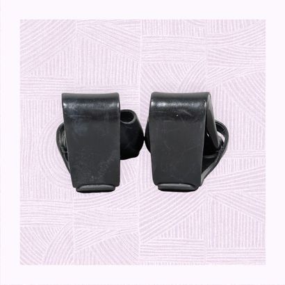 UNITED NUDE
Paire de sandales en cuir noir...