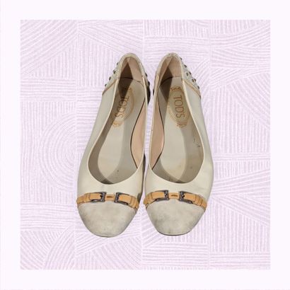TOD'S
Paire de ballerines en cuir beige verni...
