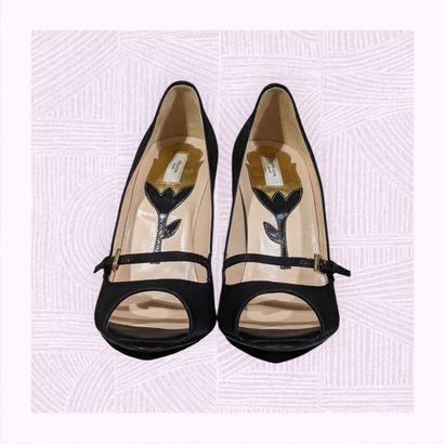 PRADA
Paire d'escarpins sur talon aiguille...