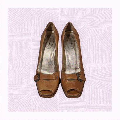PRADA
Paire d'escarpins en cuir couleur havane,...