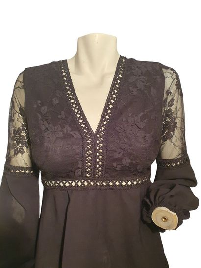 Robe noire à manches longues avec épaules...