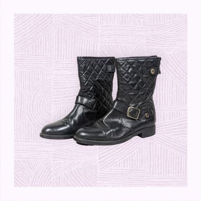 HEYRAUD
Paire de bottines en cuir partiellement...