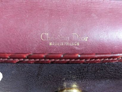 CHRISTIAN DIOR
Pochette à anse en cuir bordeaux...