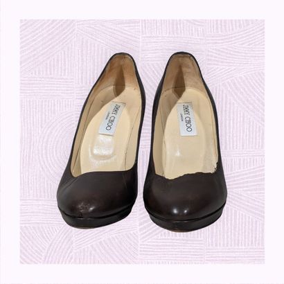 JIMMY CHOO
Paire d'escarpins en cuir marron...