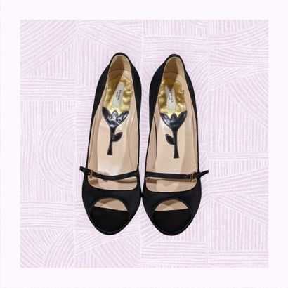 PRADA
Paire d'escarpins sur talon aiguille...