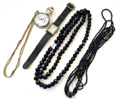 Lot de bijoux fantaisies comprenant une montre...