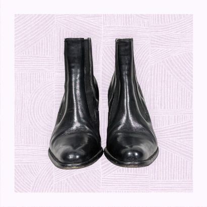 FREE LANCE
Paire de bottines en cuir noir...