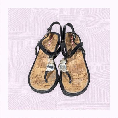 PRADA
Paire de sandalettes sur talon compensé...