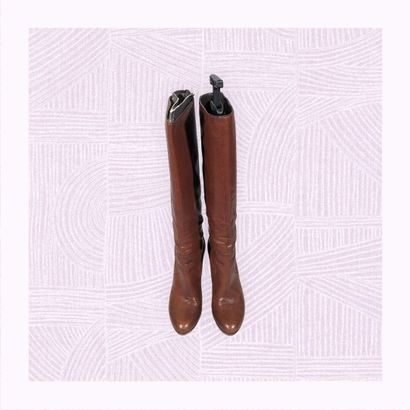 GUCCI
Paire de bottes en cuir marron sur...