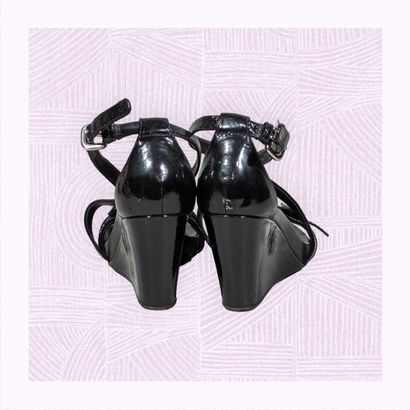 PRADA
Paire de sandales sur haut talon compensé...