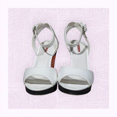 PRADA
Paire de sandales sur talon compensé...