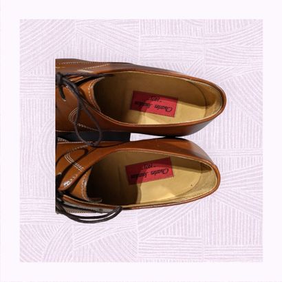 CHARLES JOURDAN
Paire de derbys en cuir fauve....