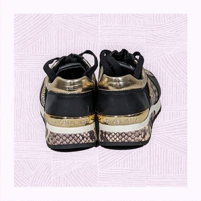 MICHAEL KORS
Paire de sneakers en cuir noir...