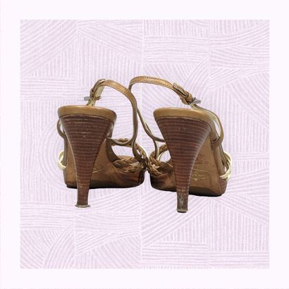 PRADA
Paire de sandales en cuir camel et...