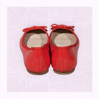 COSMOPARIS
Paire de ballerines en cuir verni...