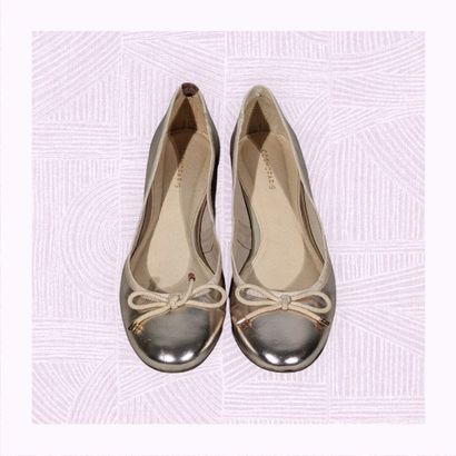COSMOPARIS
Paire de ballerines en cuir verni...