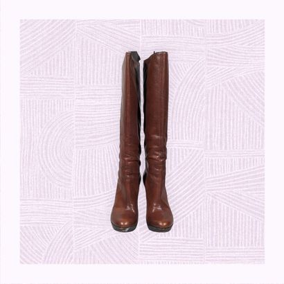 GUCCI
Paire de bottes en cuir marron sur...